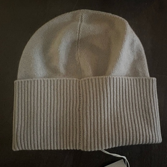 Burberry 100% Cashmere Beanie Hat NWT - Picture 4 of 6